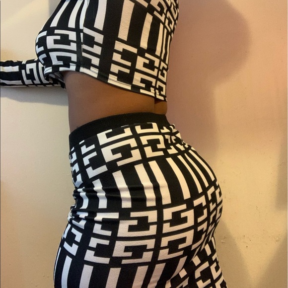 Black and White Greek Print SHEIN 2 Piece Set - Picture 3 of 4